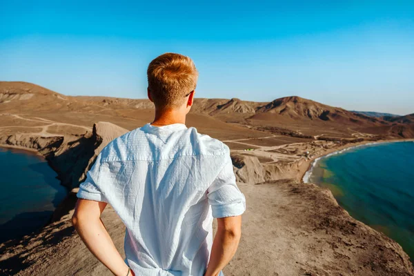 Mężczyzna Białej Koszuli Stoi Zboczu Cape Kameleon Podziwia Niesamowity Panoramiczny — Zdjęcie stockowe