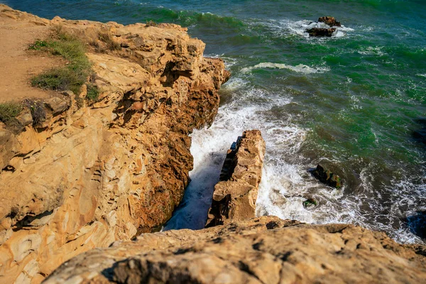 Yukarıdan Gelen Kaya Dalgalarla Deniz Manzarası Kırım — Stok fotoğraf