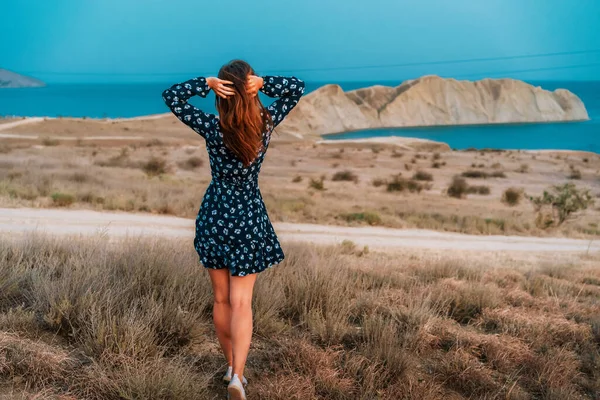 Mulher Bonita Vestido Posando Entardecer Cabo Camaleão Mar Negro — Fotografia de Stock