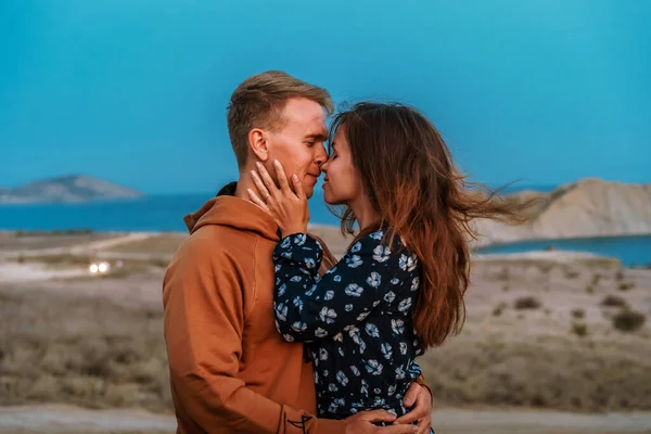 Attractive Couple Man Woman Embrace Twilight Sea Mountain View Romantic — Stock Photo, Image