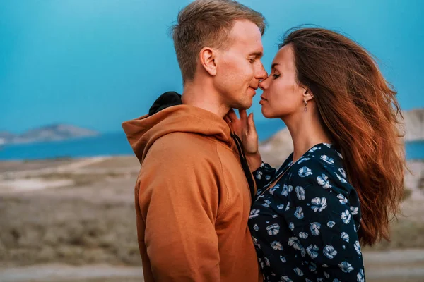 Atractiva Pareja Hombre Mujer Abrazan Crepúsculo Cerca Vista Mar Montaña —  Fotos de Stock