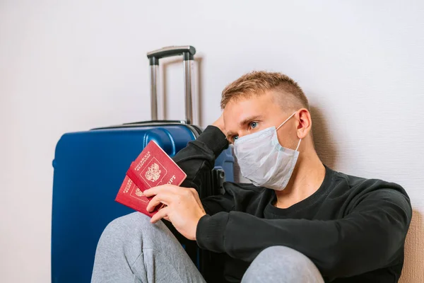 Homem Com Uma Máscara Médica Tem Passaportes Russos Senta Lado — Fotografia de Stock