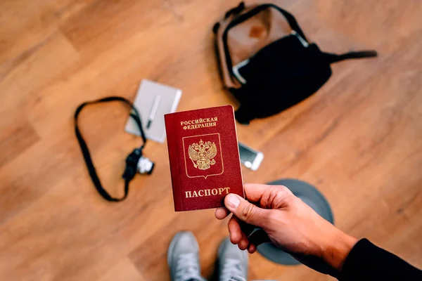 Ein Mann Mit Russischem Pass Hintergrund Ein Rucksack Und Reisezubehör — Stockfoto