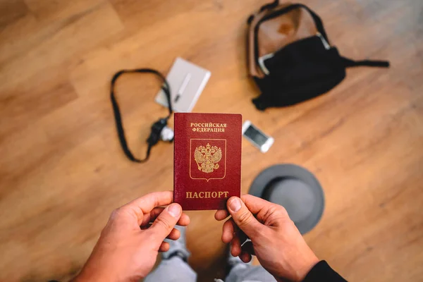 Homem Tem Passaporte Russo Com Uma Mochila Acessórios Viagem Segundo — Fotografia de Stock