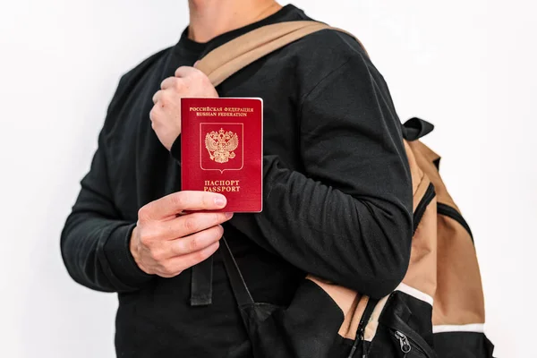 Beyaz Arka Planda Siyah Ceketli Bir Gencin Afişi Rus Pasaportunu — Stok fotoğraf