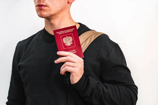 Banner Fundo Branco Jovem Casaco Preto Mostra Passaporte Russo Segura — Fotografia de Stock