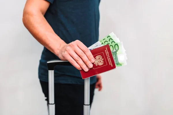 Passaporte Russo Dinheiro Mão Segurando Uma Mala Para Viagens — Fotografia de Stock