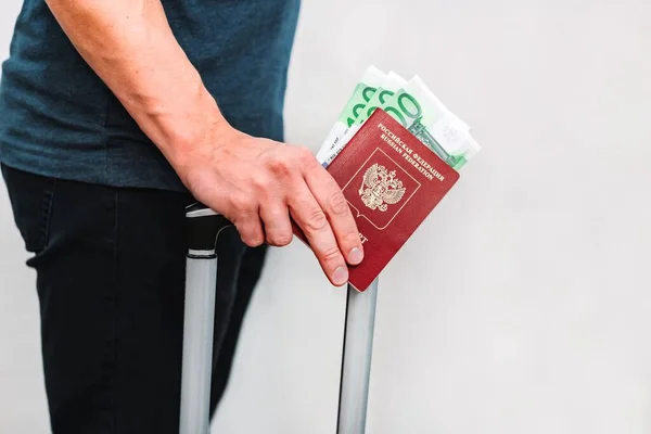 Passaporte Russo Dinheiro Mão Segurando Uma Mala Para Viagens — Fotografia de Stock