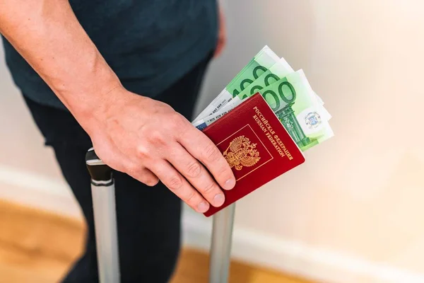 Russischer Pass Und Geld Der Hand Einen Reisekoffer Der Hand — Stockfoto