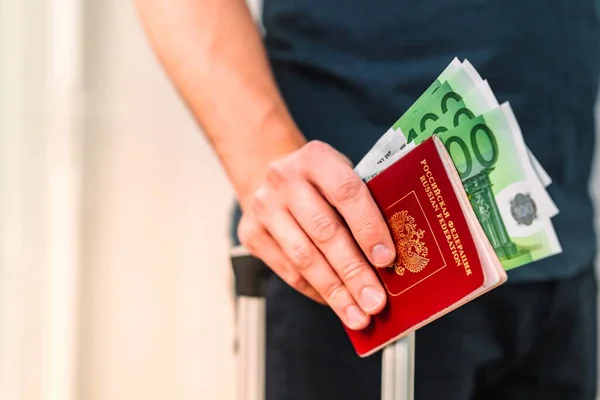 Passaporte Russo Dinheiro Mão Segurando Uma Mala Para Viagens — Fotografia de Stock