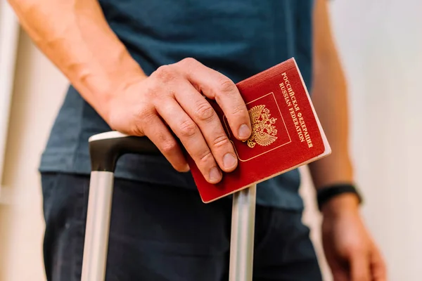 Homem Tem Passaporte Russo Punho Uma Mala Viagem — Fotografia de Stock