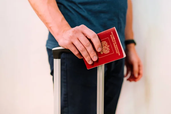 Мужчина Держит Русский Паспорт Ручку Чемодана — стоковое фото