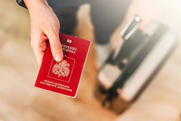 Мужчина Выдает Российский Паспорт Держит Чемодан Путешествия Другой Стороны Фото — стоковое фото