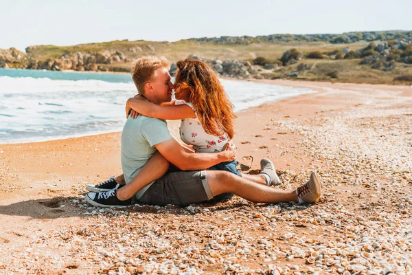 Feliz Pareja Romántica Mujer Hombre Sentado Playa Cerca Del Mar —  Fotos de Stock
