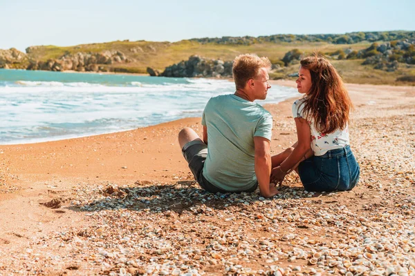 Feliz Pareja Romántica Mujer Hombre Sentado Playa Cerca Del Mar —  Fotos de Stock