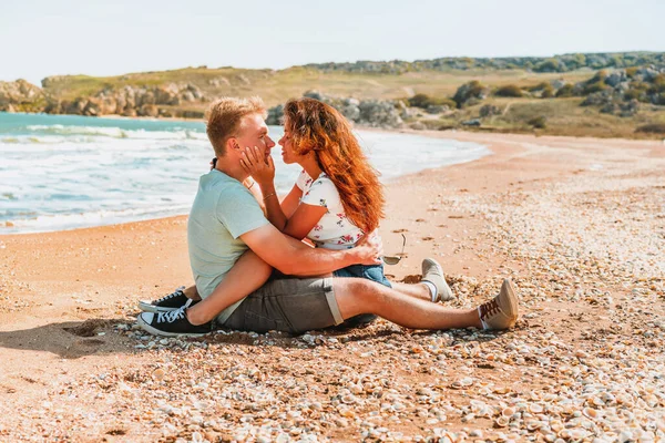 Happy Romantic Couple Woman Man Sitting Beach Sea Hug Each — Stock Photo, Image