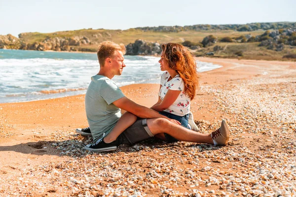 Happy Romantic Couple Woman Man Sitting Beach Sea Hug Each — Stock Photo, Image