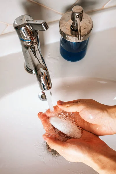 Hombre Usa Jabón Lavarse Las Manos Bajo Grifo Agua Concepto —  Fotos de Stock