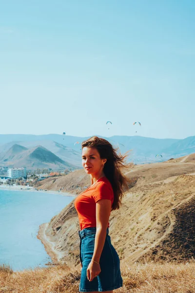 Jovem Mulher Com Cabelos Longos Férias Com Fundo Mar Parapente — Fotografia de Stock