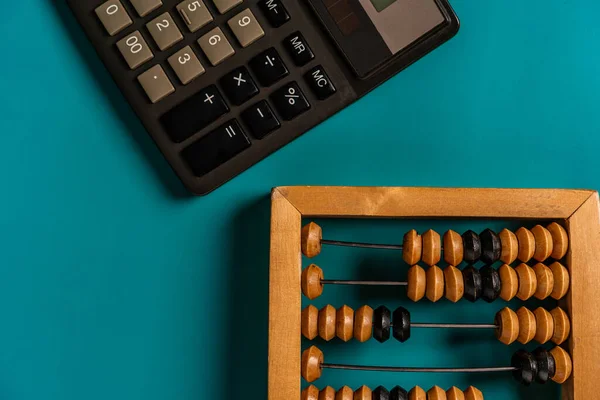 Top View Vintage Abacus Modern Calculator Green Background Concept Finance — Stock Photo, Image