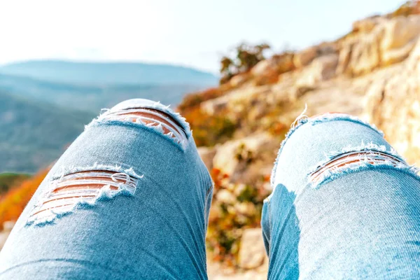 Knän Kvinna Sönderrivna Blå Jeans Mot Bakgrund Ett Bergigt Kuperat — Stockfoto