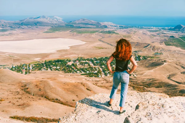 Μια Νεαρή Όμορφη Γυναίκα Μακριά Μαλλιά Και Τζιν Ένα Βράχο — Φωτογραφία Αρχείου