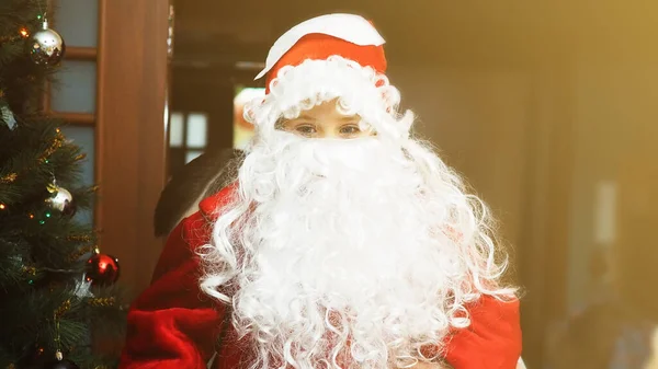 Dziecko Przebrało Się Świąteczny Kostium Świętego Mikołaja Rodzinnej Uroczystości — Zdjęcie stockowe
