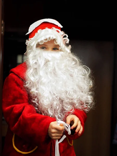 Çocuk Bir Aile Kutlamasında Noel Baba Kostümü Giydi — Stok fotoğraf
