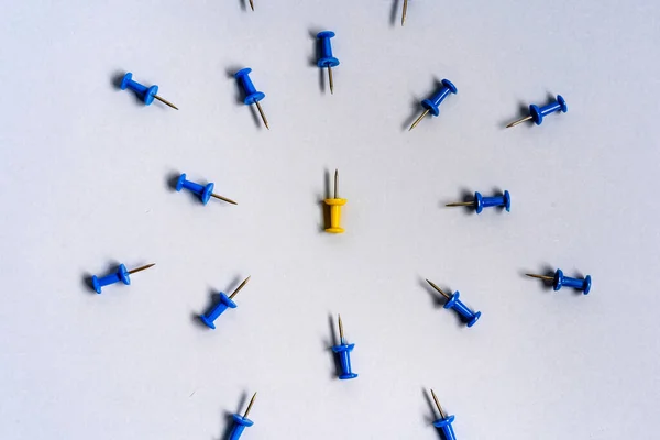 Yellow Push Pin Center Blue Push Pins Spike Facing Yellow — Stock Photo, Image