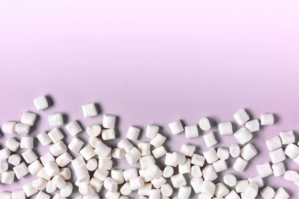 Marshmallows Leží Řadě Růžovém Pozadí Mezera Pro Text — Stock fotografie