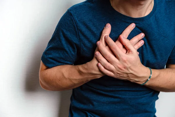 Man Voelt Pijn Het Gebied Van Het Hart Houdt Zijn — Stockfoto