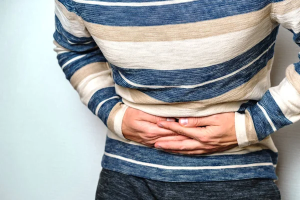 Een Man Voelt Pijn Zijn Maag Die Een Zere Plek — Stockfoto