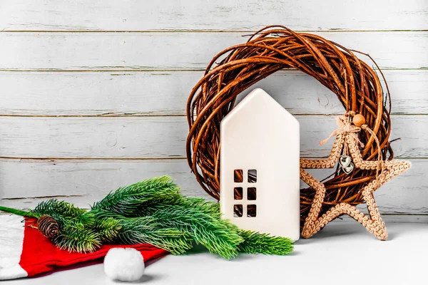 Decoração Interiores Natal Com Casa Cerâmica Branca Brinquedos Árvore Natal — Fotografia de Stock