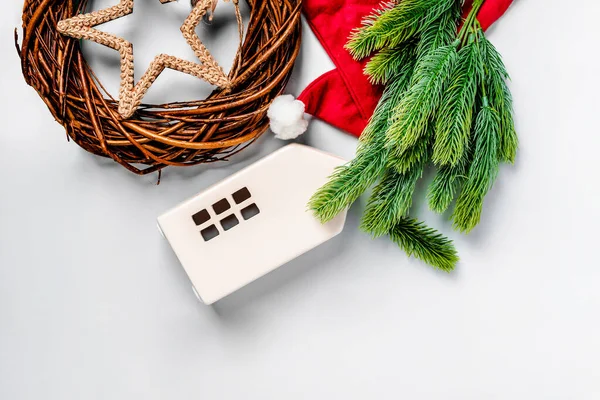 Composição Natal Com Brinquedos Árvore Natal Uma Grinalda Uma Casa — Fotografia de Stock