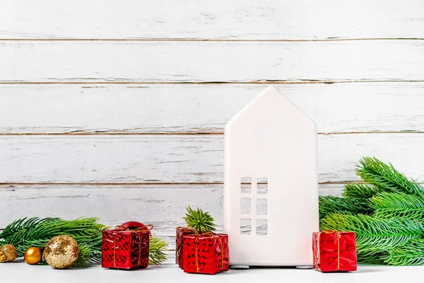 Decoración Interior Navidad Con Casa Cerámica Blanca Juguetes Árbol Navidad —  Fotos de Stock