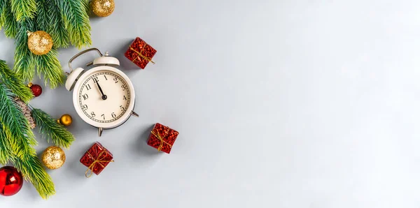 자명종 시계가 크리스마스 구성과 배경의 아름다운 — 스톡 사진