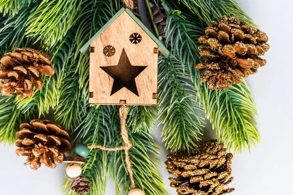 Juguete Árbol Navidad Forma Casa Madera Una Rama Árbol Navidad —  Fotos de Stock