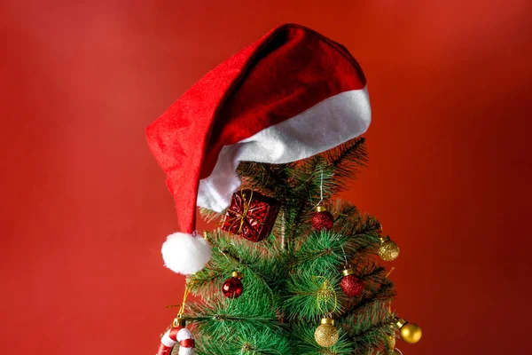 Albero Natale Con Cappello Cima Lanterna Bianca Sfondo Rosso — Foto Stock