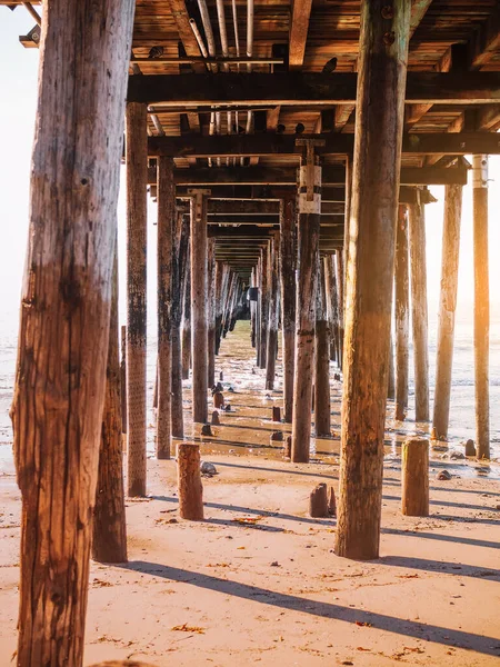 米国カリフォルニア州の桟橋の木製の梁 海による美しい夕日 — ストック写真
