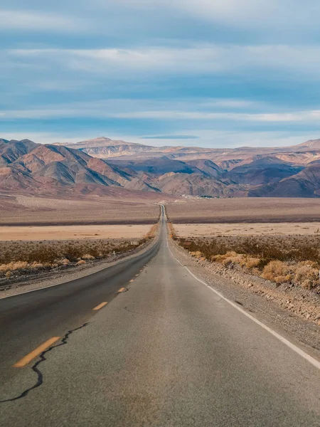 Ölüm Vadisi Ndeki Tepeler Manzaralı Boş Yol — Stok fotoğraf