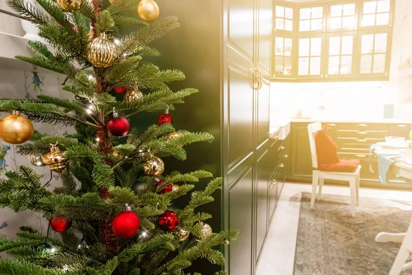 Árbol Navidad Decorado Una Acogedora Casa —  Fotos de Stock