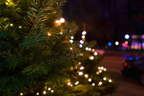 在冬夜 圣诞节的背景模糊 灯火通明 — 图库照片