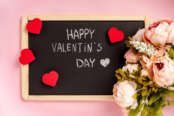 Eine Schwarze Schiefertafel Mit Der Aufschrift Happy Valentine Day Darauf — Stockfoto