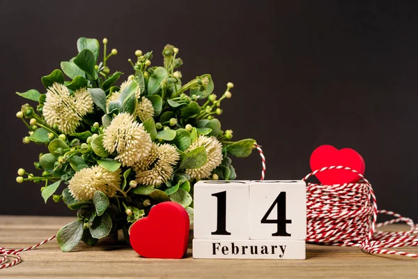 Walentynkowe Tło Przestrzenią Kopiującą Kwiaty Kalendarz Lutego Serca Drewnianym Stole — Zdjęcie stockowe