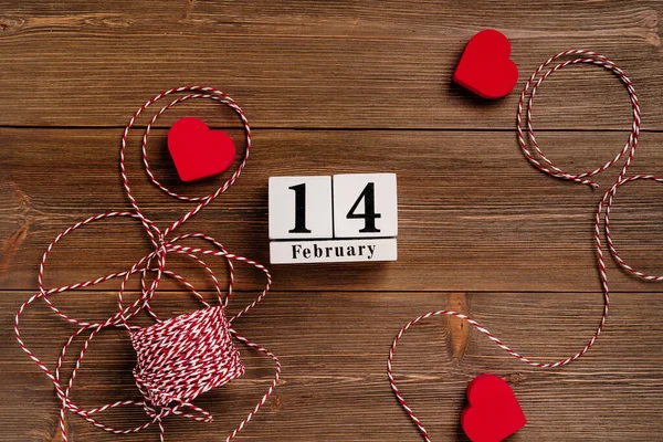 Festlich Romantischer Hintergrund Auf Einem Holztisch Konzept Zum Valentinstag Mit — Stockfoto