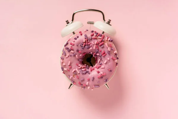 Donut Αντικαθιστά Ξυπνητήρι Κλήση Ροζ Φόντο — Φωτογραφία Αρχείου