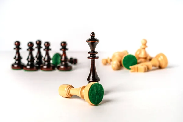 Σκακιστική Μάχη Κομματιών Διαφορετικών Χρωμάτων Λευκό Φόντο Έννοια Της Στρατηγικής — Φωτογραφία Αρχείου