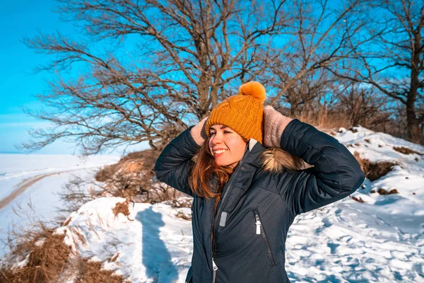 겨울용 외투를 모자를 여자가 풍경을 배경으로 얼어붙은 배경으로 — 스톡 사진