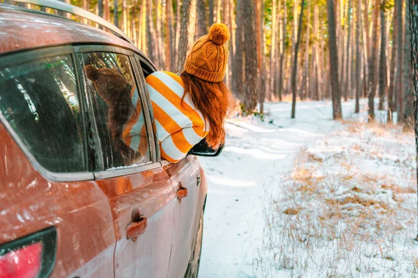 Una Mujer Sonriente Suéter Sombrero Mira Por Ventana Del Coche — Foto de Stock