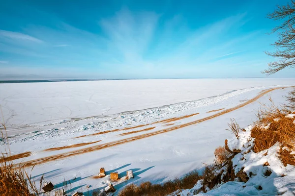 Bovenaanzicht Van Een Bevroren Rivier Met Zichtbare Paden Een Koude — Stockfoto